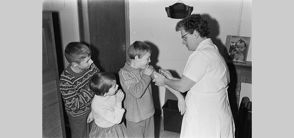 Polio op Tholen. Deze kinderen hebben geen bezwaar tegen inenting.