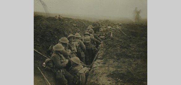 Loopgraaf bij Veldhoek met Britse militairen tijdens de Eerste Wereldoorlog.