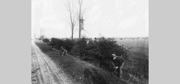 Bewakingstropen langs de Duitse grens. Plezenburgsestraat, Leuth, 1914-1915.