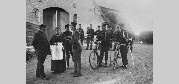 Nederlandse militairen op patrouille tijdens de Eerste Wereldoorlog. Locatie Leuth en Kekerdom.