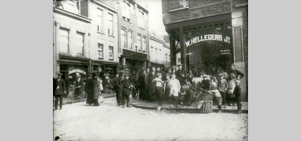 Visdistributie tijdens Eerste Wereldoorlog. Hoek Piersonstraat, Nijmegen.