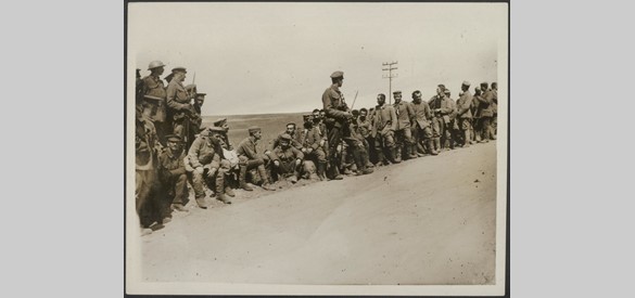 Britse soldaten met een groep Duitse tot krijgsgevangene gemaakte mannen.