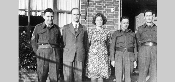 De ouders van Ab de Haas met Canadese bevrijders in Ede (1945)