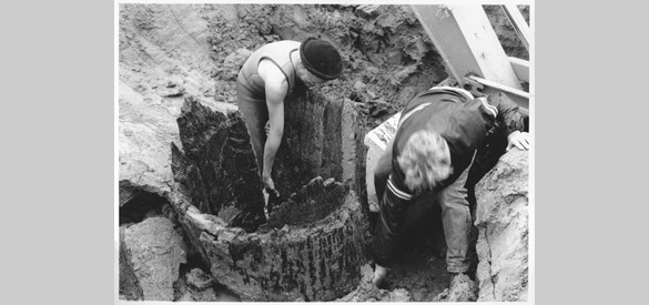 Eikenhouten waterput wordt geborgen tijdens opgraving. Verburgtskolk, Oosterhout, 1996.