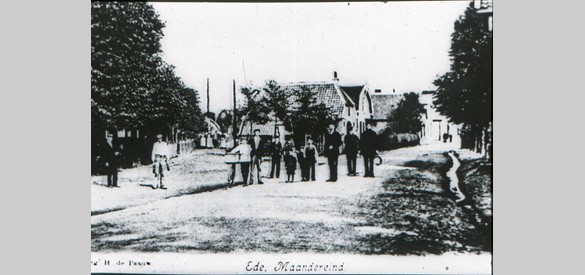 Geheel rechts staat de laatste klepperman, G.van de Meijden (1900).