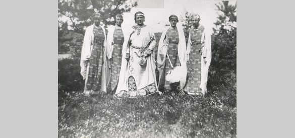De eerste heidekoningin Caluna I met haar hofdames in 1935 bij de opening van de Heideweek.