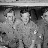 Drie soldaten van 1-8 RI (Veluwebataljon) in hun kajuit, april 1948 © Harry Steggerda/Nationaal Archief (PD)