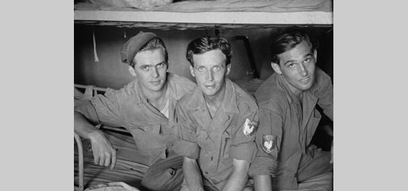 Drie soldaten van 1-8 RI (Veluwebataljon) in hun kajuit, april 1948