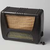 Een bakelieten radio uit 1939/1940, gemaakt door Tesla in Tsjechoslowakije © Collectie Nederlands Openluchtmuseum, CC0