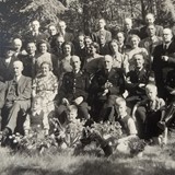 Foto ter gelegenheid van het 45 jarig ambtsjubileum (1948) van mijn opa. Op de eerste rij mijn oma (3e van links) en opa (4e van links) © Pieter van Heiningen