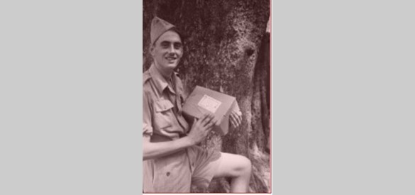 Een soldaat is blij met het NIWIN pakket (3 november 1946)