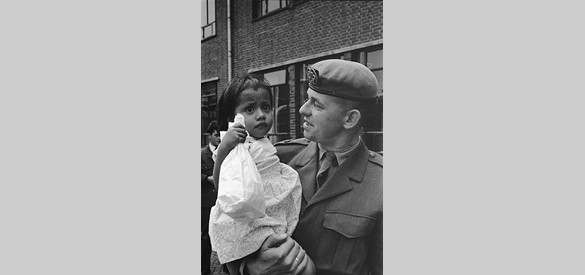 Evacué uit Nieuw-Guinea in de Willem de Zwijgerkazerne te Wezep. In 1962 tekende Nederland de overdracht van Nieuw-Guinea aan Indonesië, wat leidde tot een nieuwe repatriëringsgolf.