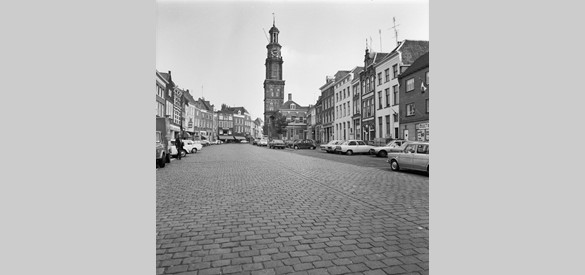 Groenmarkt te Zutphen, waar hotel De Hollandsche Tuin gevestigd was.