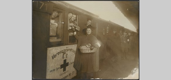 Transport door Rode Kruis van Engelse soldaten te Roozendaal 1914-1918.