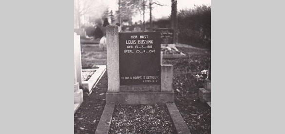 Het graf van Louis Bussink.