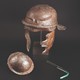 Inhoud van een kuil: ijzeren helm van het type Weisenau, een ijzeren schildknop en een bronzen huidschraper. © Ronny Meijer/Museum Het Valkhof CC-BY-NC