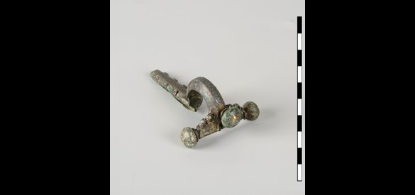 Onderzochte mantelspeld (4e-eeuwse bronzen drieknoppenfibula). Gevonden in het laat-Romeinse grafveld rond de Hugo de Grootstraat in Nijmegen.