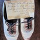 De schoenen met het briefje met daarop het adres © Privécollectie Van Wijk-Ermstrang