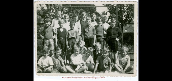 De klas van Frans Rouwen in 1943. Frans staat op de derde rij rechts in donkere kleding.