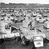 De 'armoured cars'-afdeling, met het museum op de achtergrond © Museum Vliegbasis Deelen