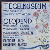 Het handgeschilderde tegeltableau: originele informatiebord van het Tegelmuseum © Collectie Nederlands Tegelmuseum