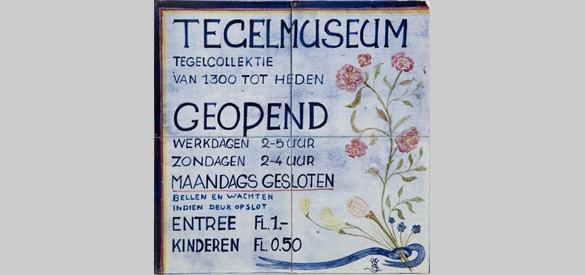 Het handgeschilderde tegeltableau: originele informatiebord van het Tegelmuseum