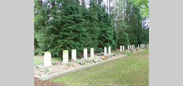 Oorlogsgraven, met bloemen na een plechtigheid op verzoek van nabestaanden