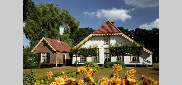 Boerderij Westphalingsgoed, Slichtenhorsterweg, de historische boerderij waar de geschiedschrijver Arend van Slichtenhorst is geboren. Ook de wieg van zijn vader, Brand van Slichtenhorst, boer en later kolonisator van Nieuw-Nederland, stond hier.