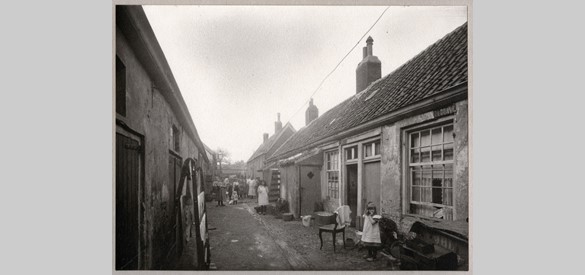 Waarschijnlijk enkele krotwoningen aan de stadsmuur van Zutphen, 1923.