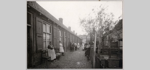 Het paadje tussen de Berkelsingel en de David Evekinkstraat te Zutphen, omstreeks 1923