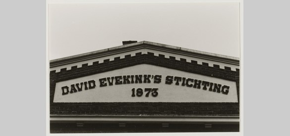 Gevelsteen met daarop 'David Evekink Stichting 1873’