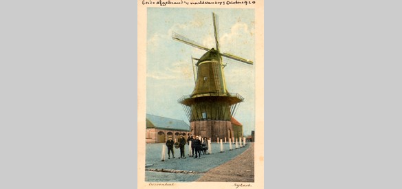 De Nijkerkse Oostermolen en naastgelegen Eierhal vóór de brand van 1920 (Foto: Archief Museum Nijkerk)