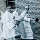 Kardinaal Alfrink zegent de nieuwe Rooms-Katholieke kerk in (1956). © Archief Gemeente Nijkerk