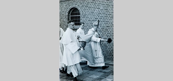 Kardinaal Alfrink zegent de nieuwe Rooms-Katholieke kerk in (1956).