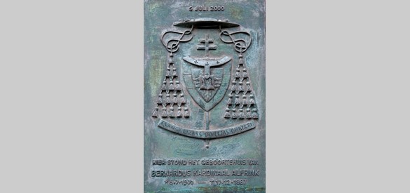 Bronzen plaquette ter herinnering aan de geboorteplek van kardinaal Alfrink, Holkerstraat 30 in Nijkerk.