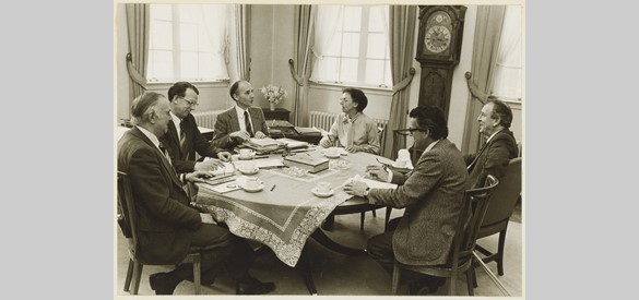 Burgemeester mr. J.J. Roeters van Lennep - derde van links - in vergadering met het college van B. en W. van Zutphen