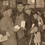 Krantenfoto van de stemming in de Eierhal in 1958. © Foto Suijk, Nijkerk
