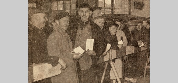 Krantenfoto van de stemming in de Eierhal in 1958.