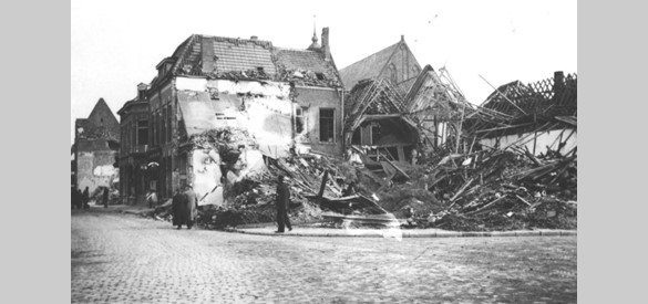 De trieste puinhopen van Café Stationzicht na het bombardement