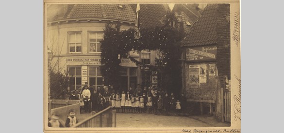 Ereboog bij Café Stationzicht ter gelegenheid van de verjaardag van Koning Willem III in 1887