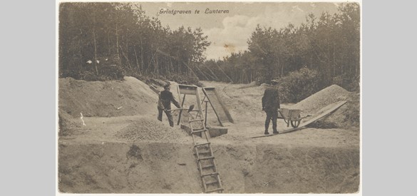 Arbeiders aan het werk bij de grintgraverij te Lunteren