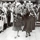 Koningin Juliana bij het 25-jarig jubileum van de Nederlandse Bond van Plattelandsvrouwen, naast haar (waarschijnlijk) Van Selms © PD, via Wikipedia