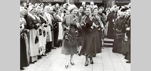 Koningin Juliana bij het 25-jarig jubileum van de Nederlandse Bond van Plattelandsvrouwen, naast haar (waarschijnlijk) Van Selms