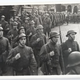 Mars 8e depotbataljon door Bussum, voorjaar 1940. Met Gerard Alofs als 4e in de rij rechts © Gerard Alofs