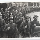 Mars 8e depotbataljon door Bussum, voorjaar 1940. Met Gerard Alofs als 4e in de rij rechts © Gerard Alofs