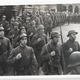 Mars 8e depotbataljon door Bussum, voorjaar 1940. Met Gerard Alofs als 4e in de rij rechts © Gerard Alofs