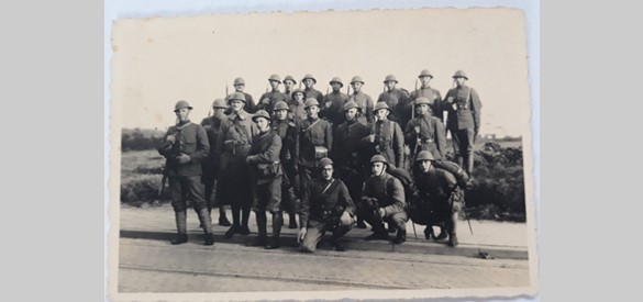 Kaderopleiding ‘Uitstellers’ 8e depotbataljon, Bussum 1939/1940. Gerard Alofs bovenste rij, 3e van rechts