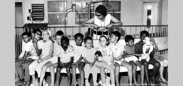 Josephine Baker met haar 12 kinderen in 1964