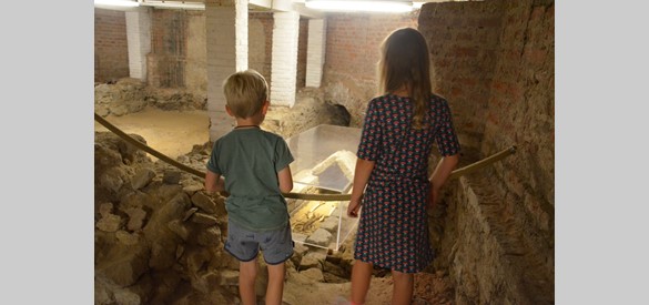 Twee kinderen op bezoek in het museum