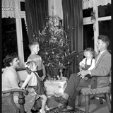Kerst, zingen bij de kerstboom. Jaartal onbekend, waarschijnlijk jaren zestig.